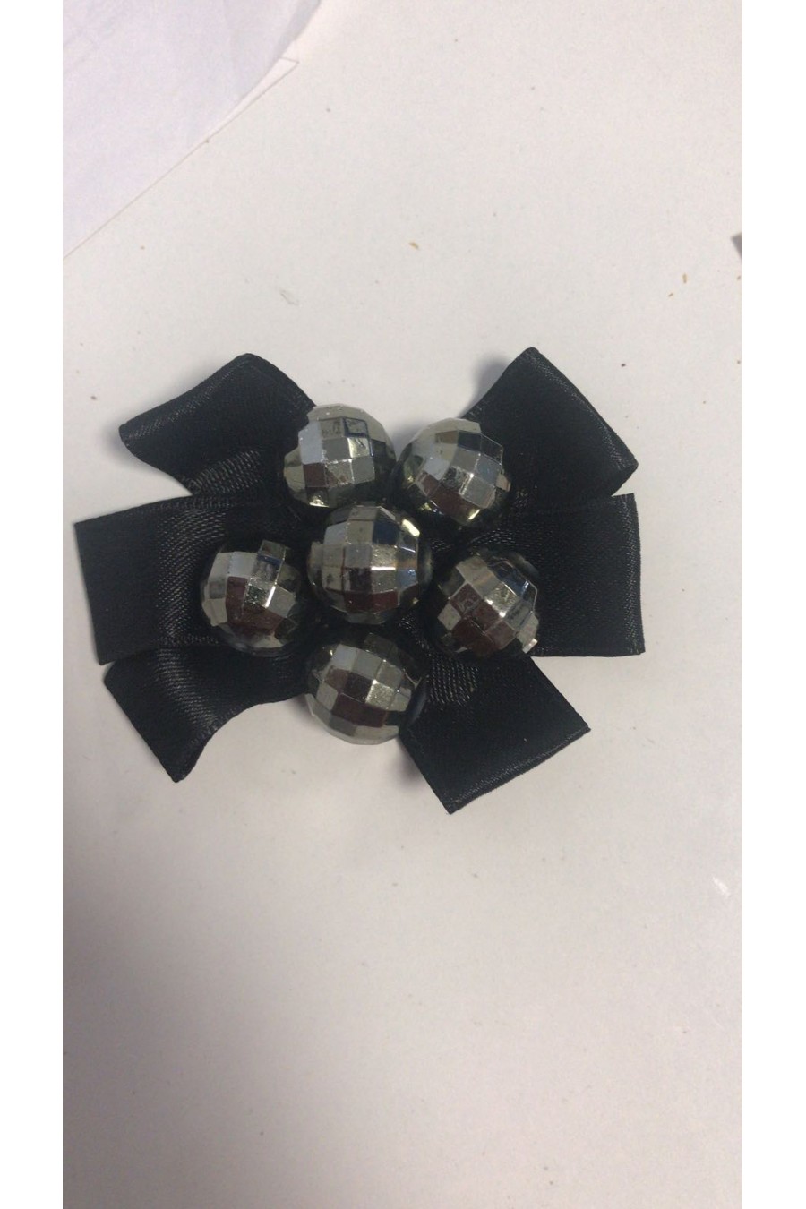 Siyah Boncuklu Broş, İthal