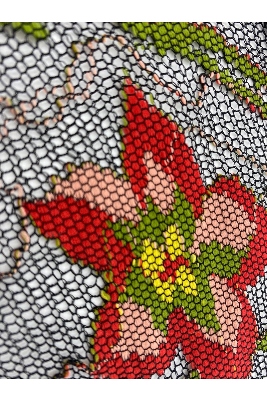 Kırmızı Renkli Siyah Zemin Naylon Polyester Yerli Dantel - 150 cm