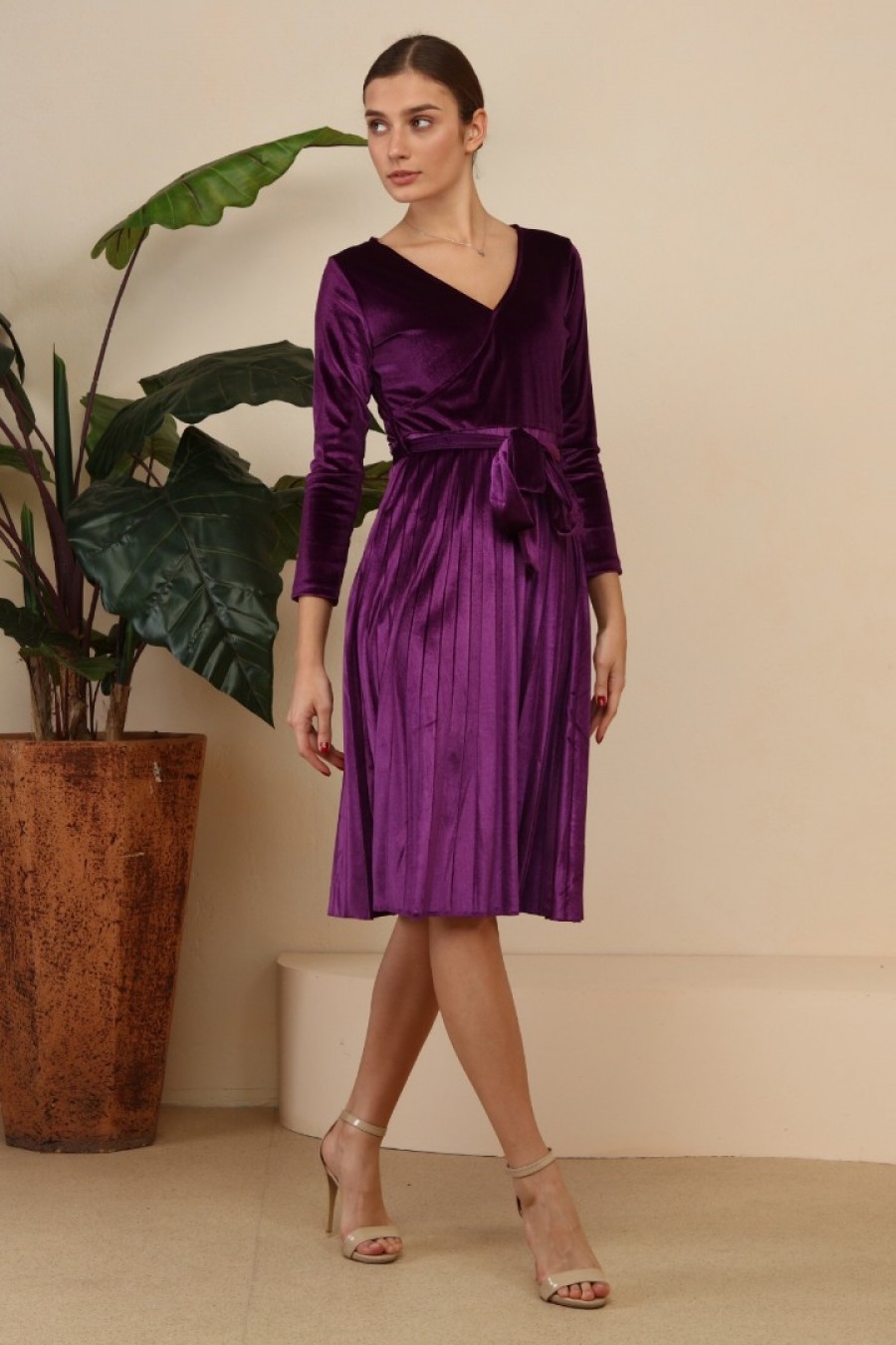 10218 Kadın Anvelop Yakalı Kadife Elbise