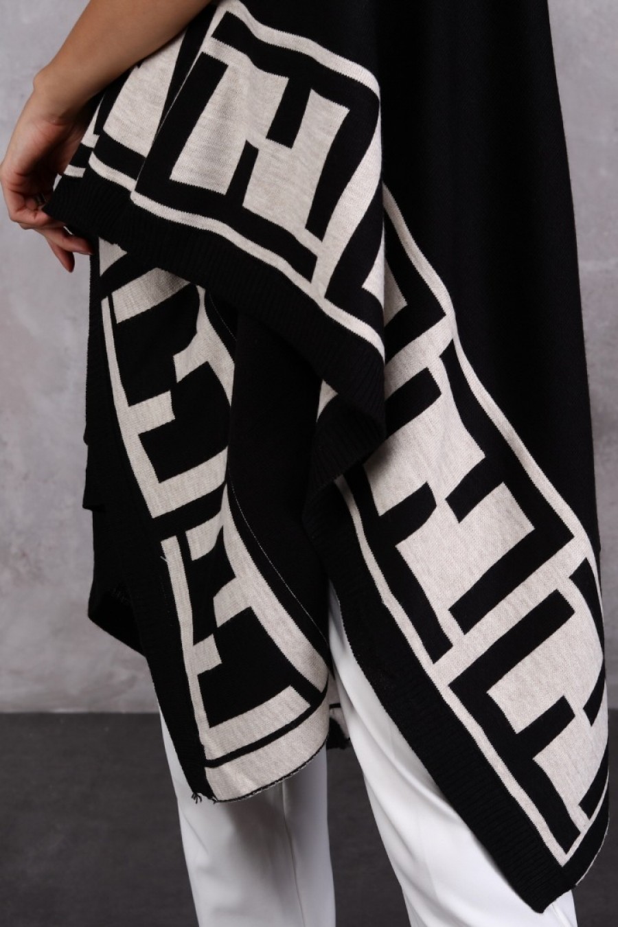 16423 Kadın Logolu Triko Panço