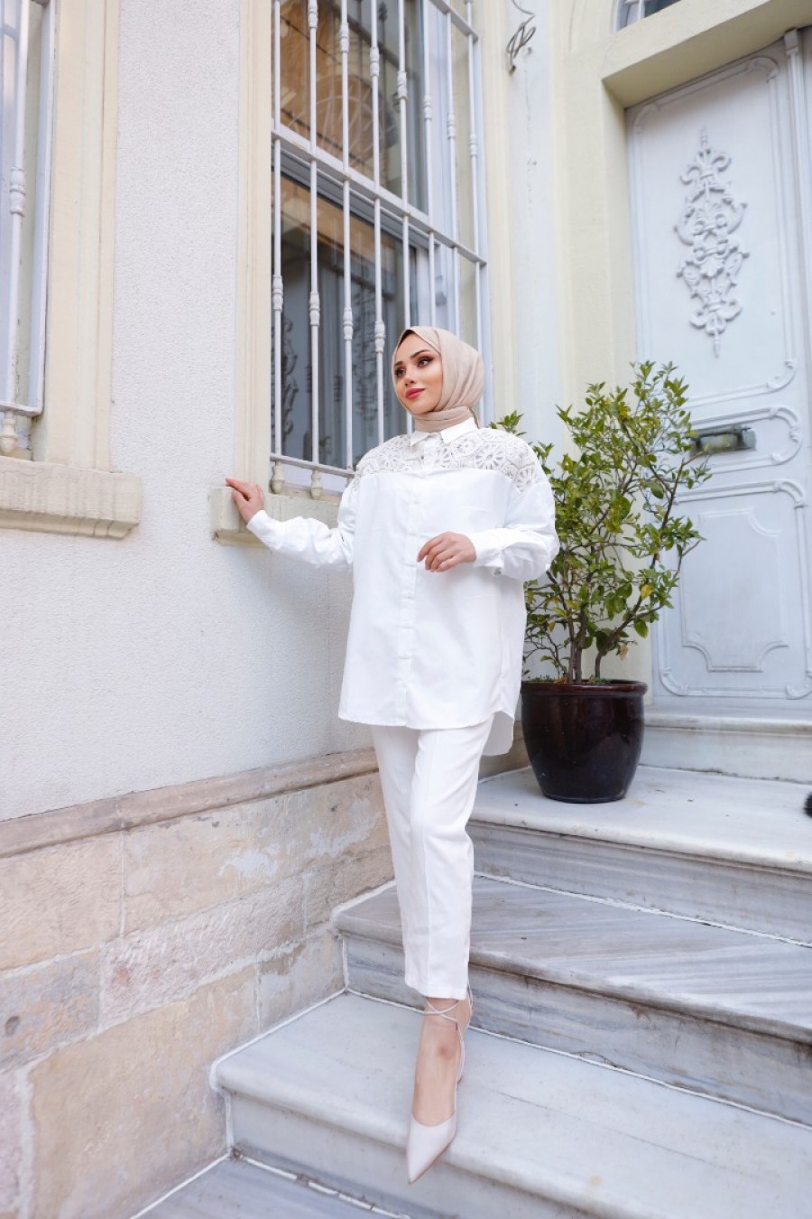 17002 Kadın Omuzları Tığ İşi Detaylı Gömlek