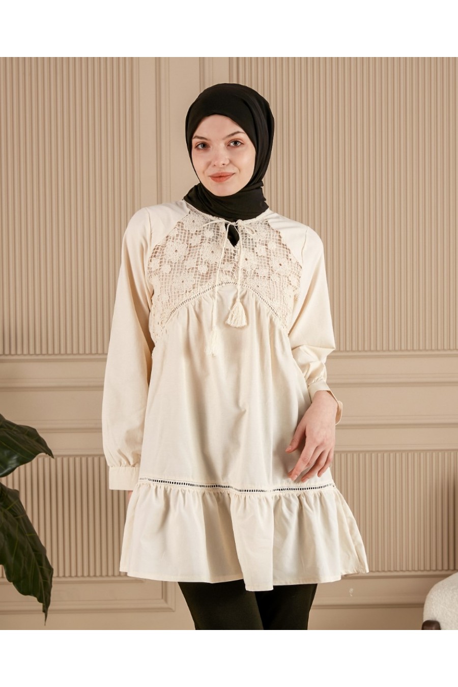 17954 DANTEL YAKA DETAYLI PÜSKÜLLÜ TUNİK