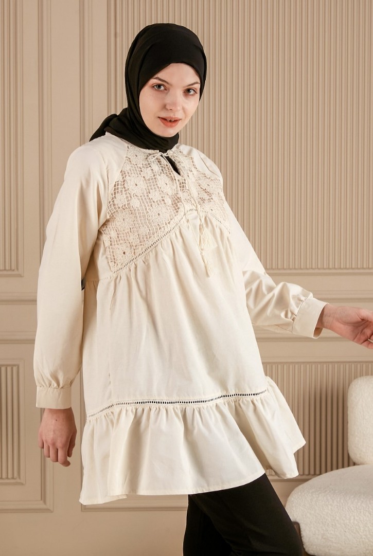 DANTEL YAKA DETAYLI PÜSKÜLLÜ TUNİK