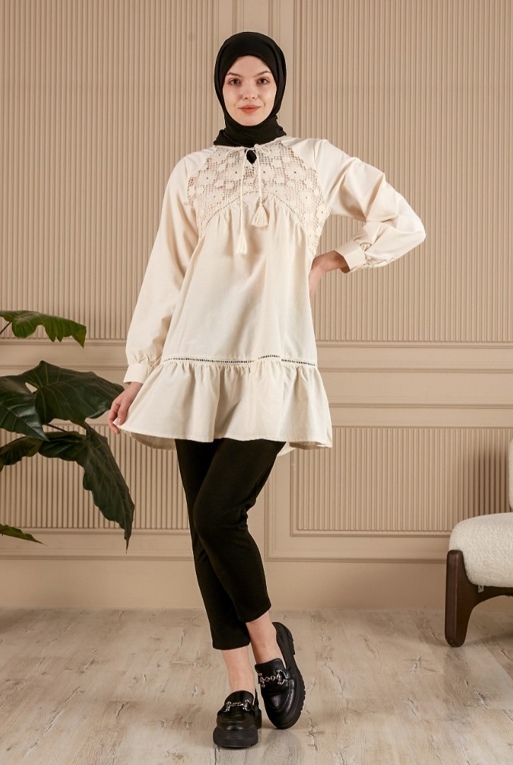 DANTEL YAKA DETAYLI PÜSKÜLLÜ TUNİK