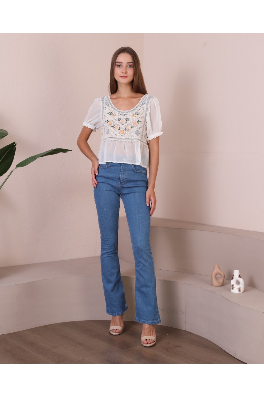 Kadın Derin Yuvarlak Yakalı Tığ İşlemeli Bluz