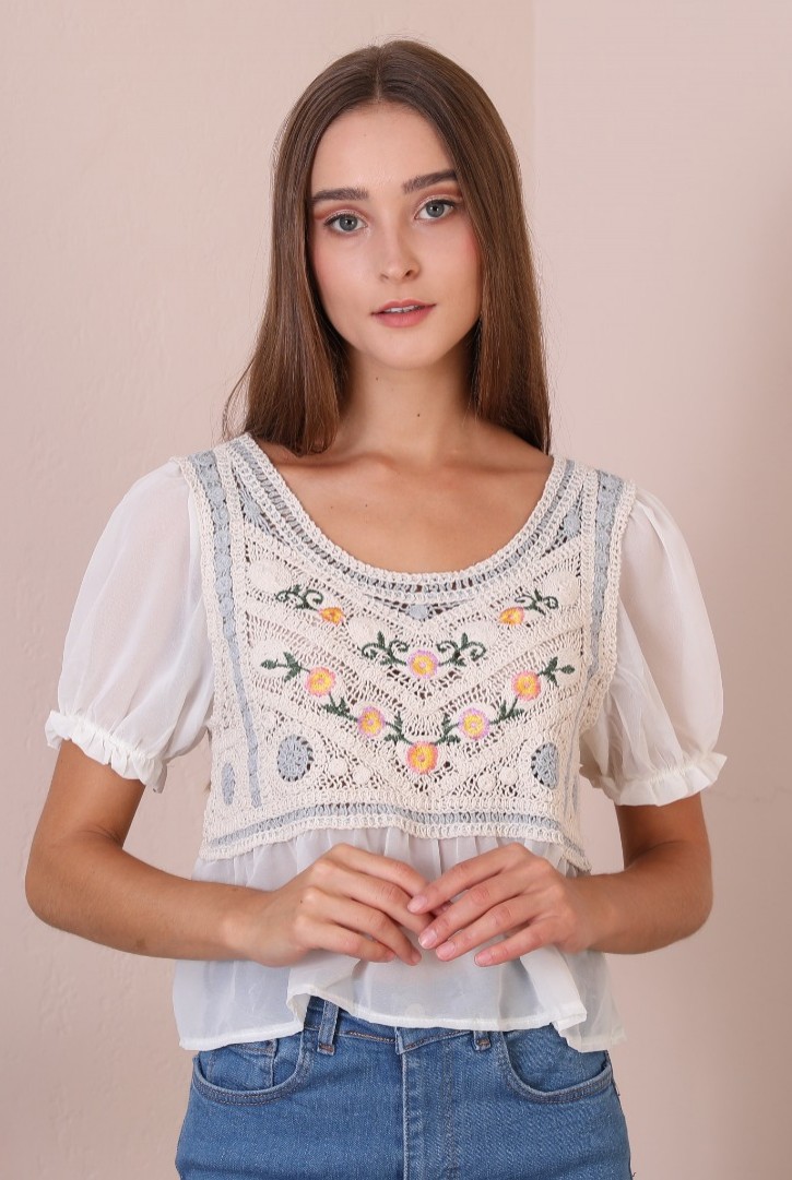 Kadın Derin Yuvarlak Yakalı Tığ İşlemeli Bluz