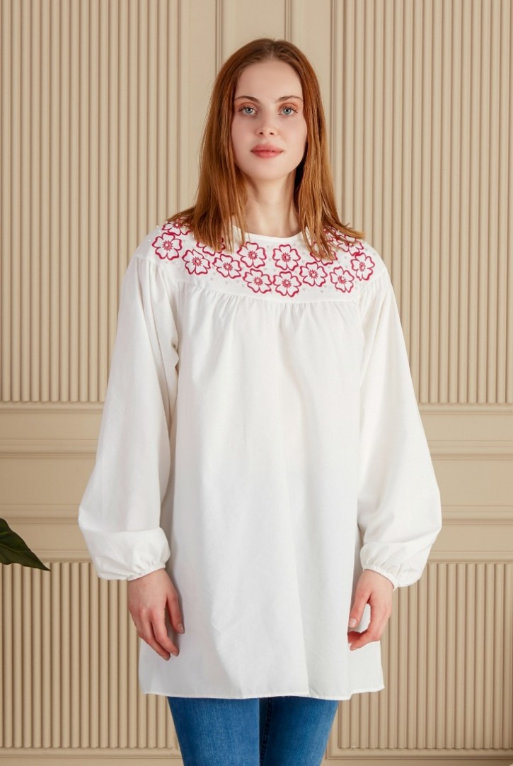 Kadın Yakası Çiçek Nakışlı Tunik
