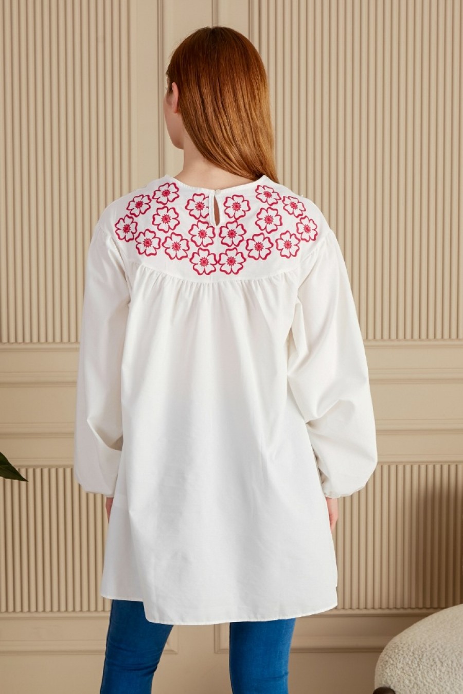 18231 Kadın Yakası Çiçek Nakışlı Tunik