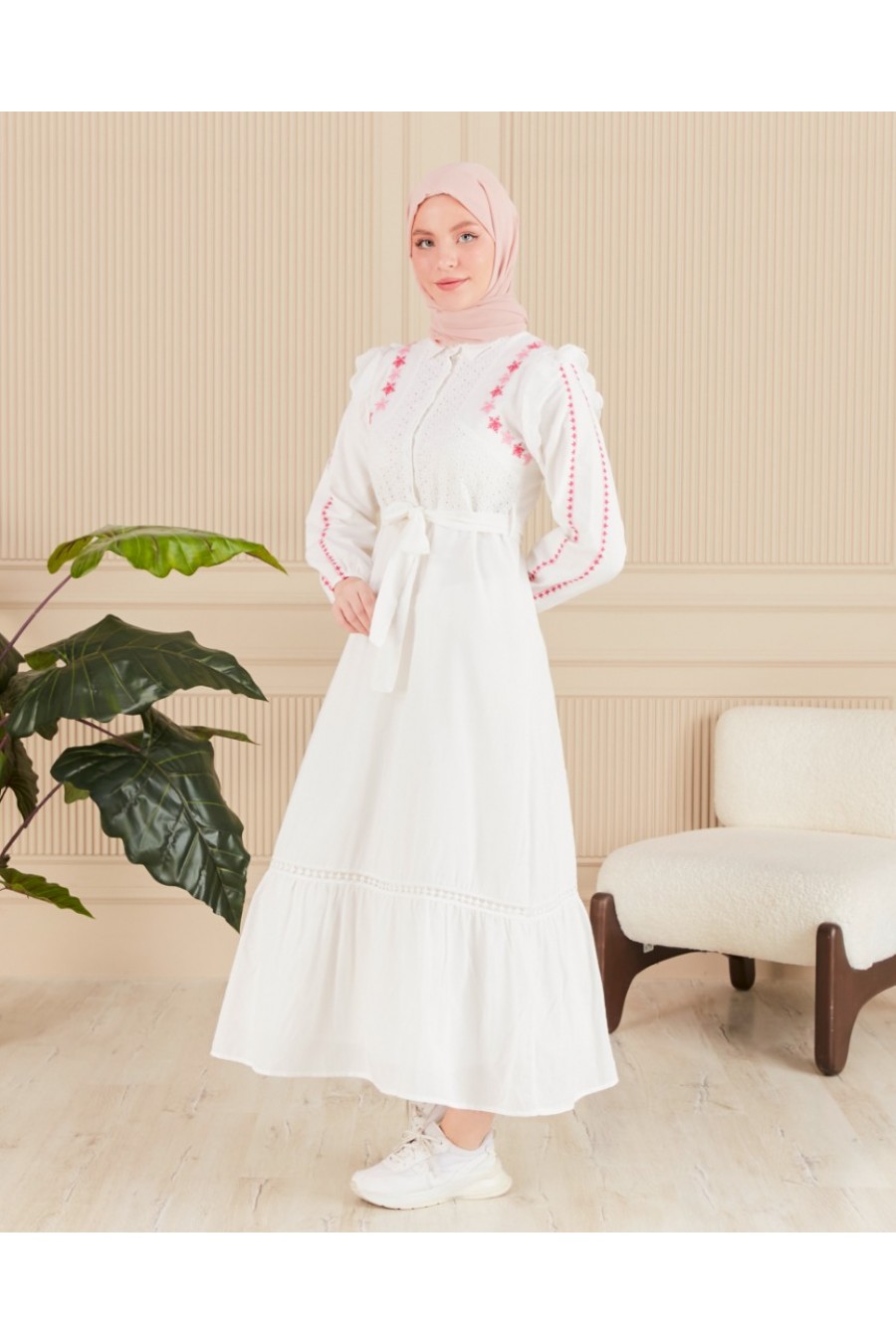 Kadın Omuzları Çiçek Nakışlı Elbise