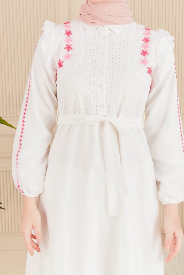 Kadın Omuzları Çiçek Nakışlı Elbise