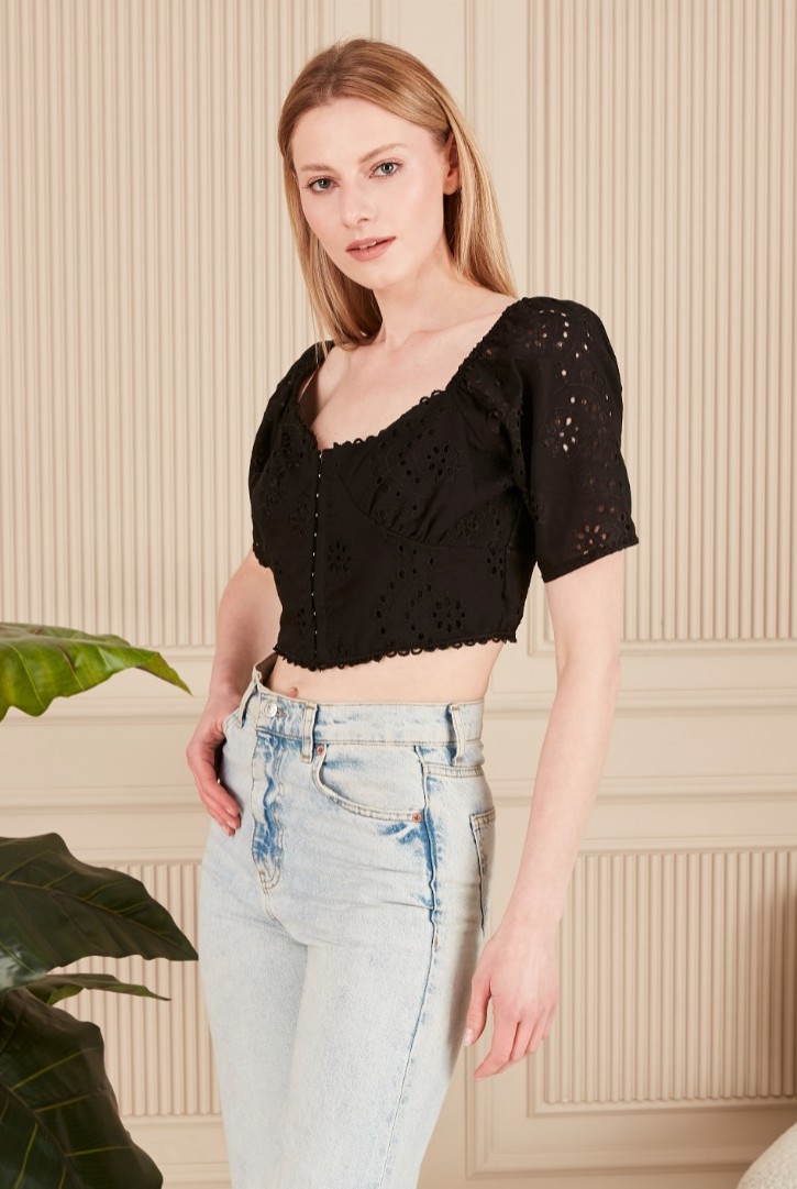 BRODE AGRAF DETAYLI KISA BLUZ