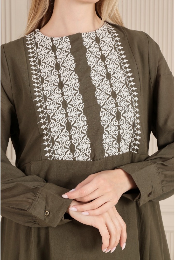 NAKIŞLI UZUN KOLLU MAXİ ELBİSE