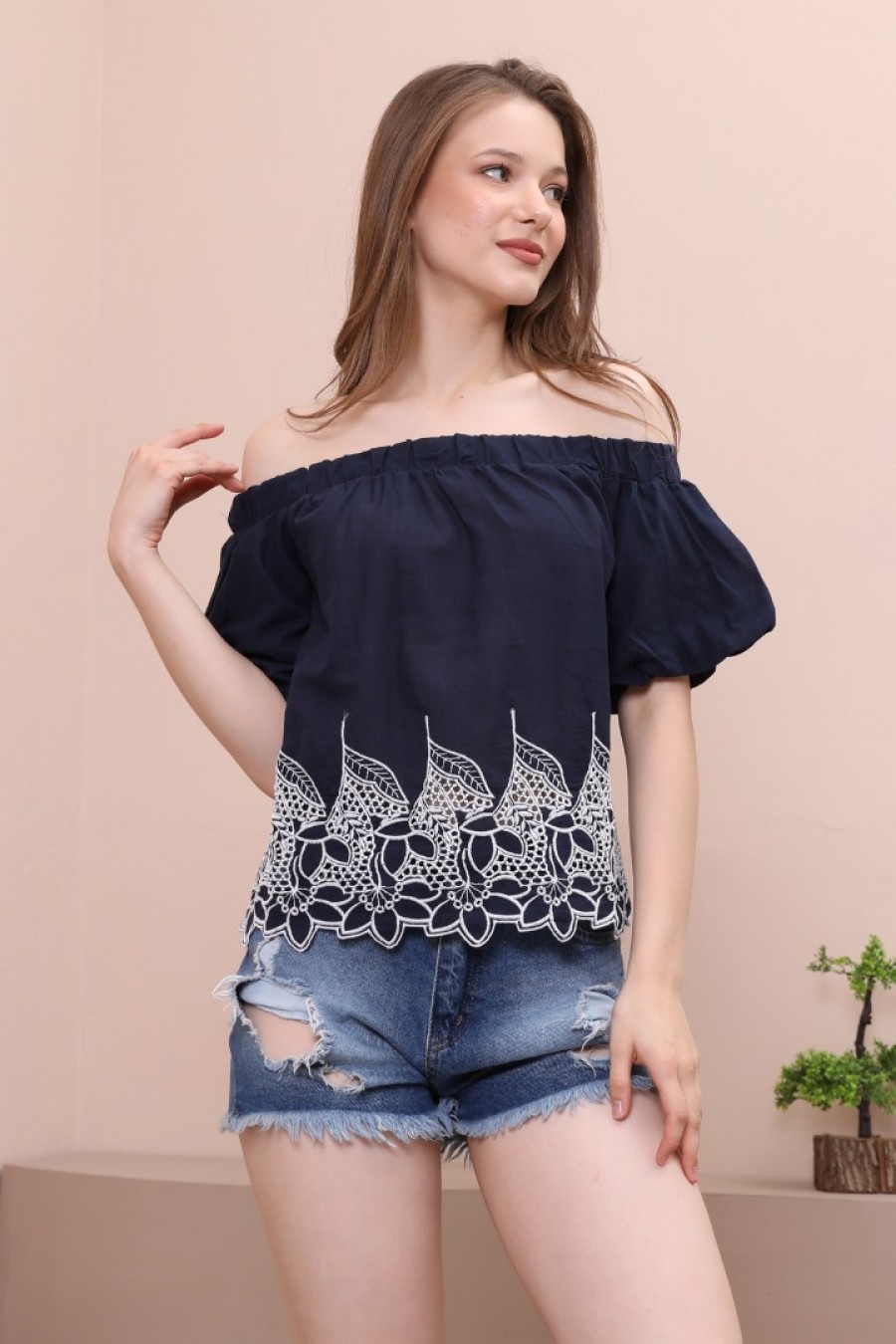 9791 Kadın Madonna Yakalı Crop Bluz