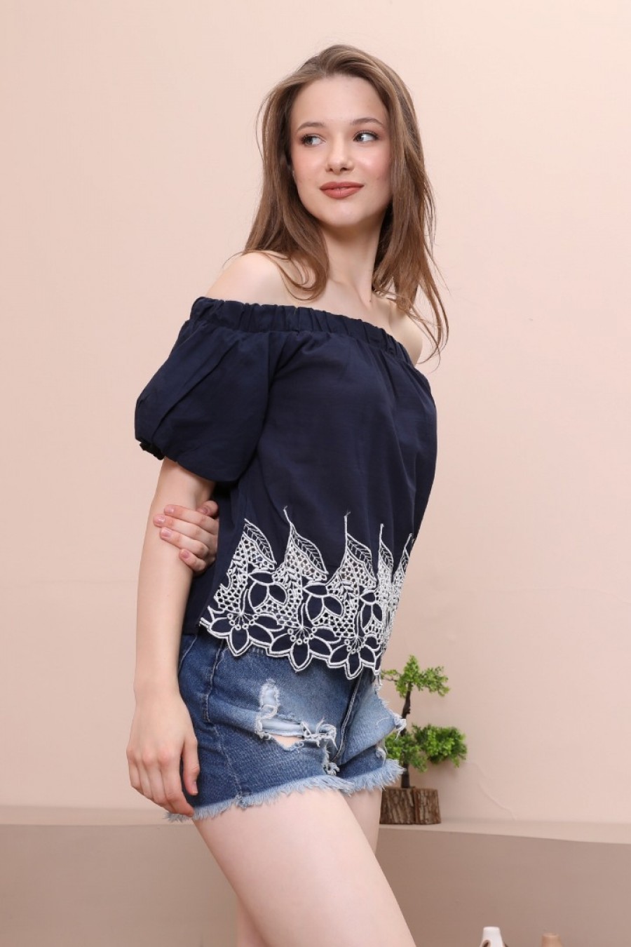 Kadın Madonna Yakalı Crop Bluz