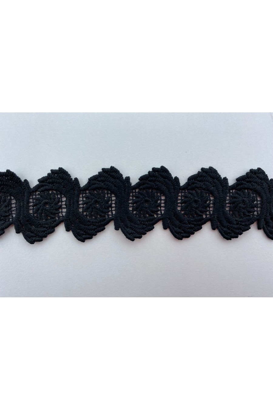 Beyaz Çizgili Siyah Zemin Likralı Tül Kumaş, 160 cm