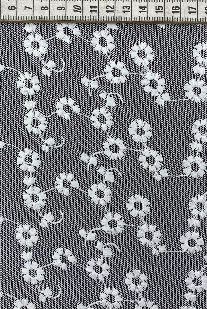 Beyaz Pamuk Polyester Tül Üzeri Brode