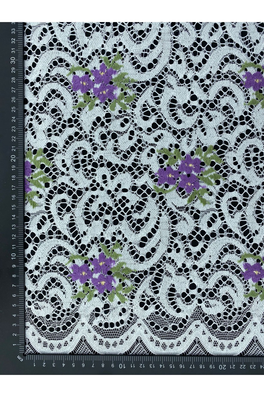 Beyaz Zeminli Mor Çiçekli Dantel