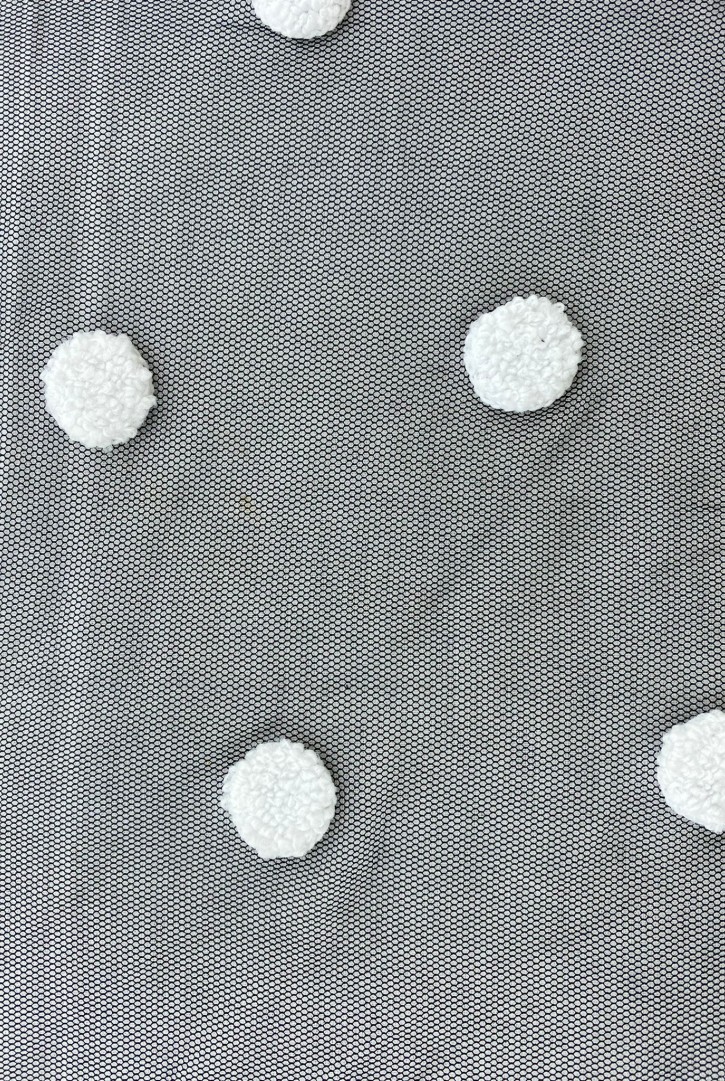 Siyah Zemin Beyaz Ponponlu Tül Kumaş