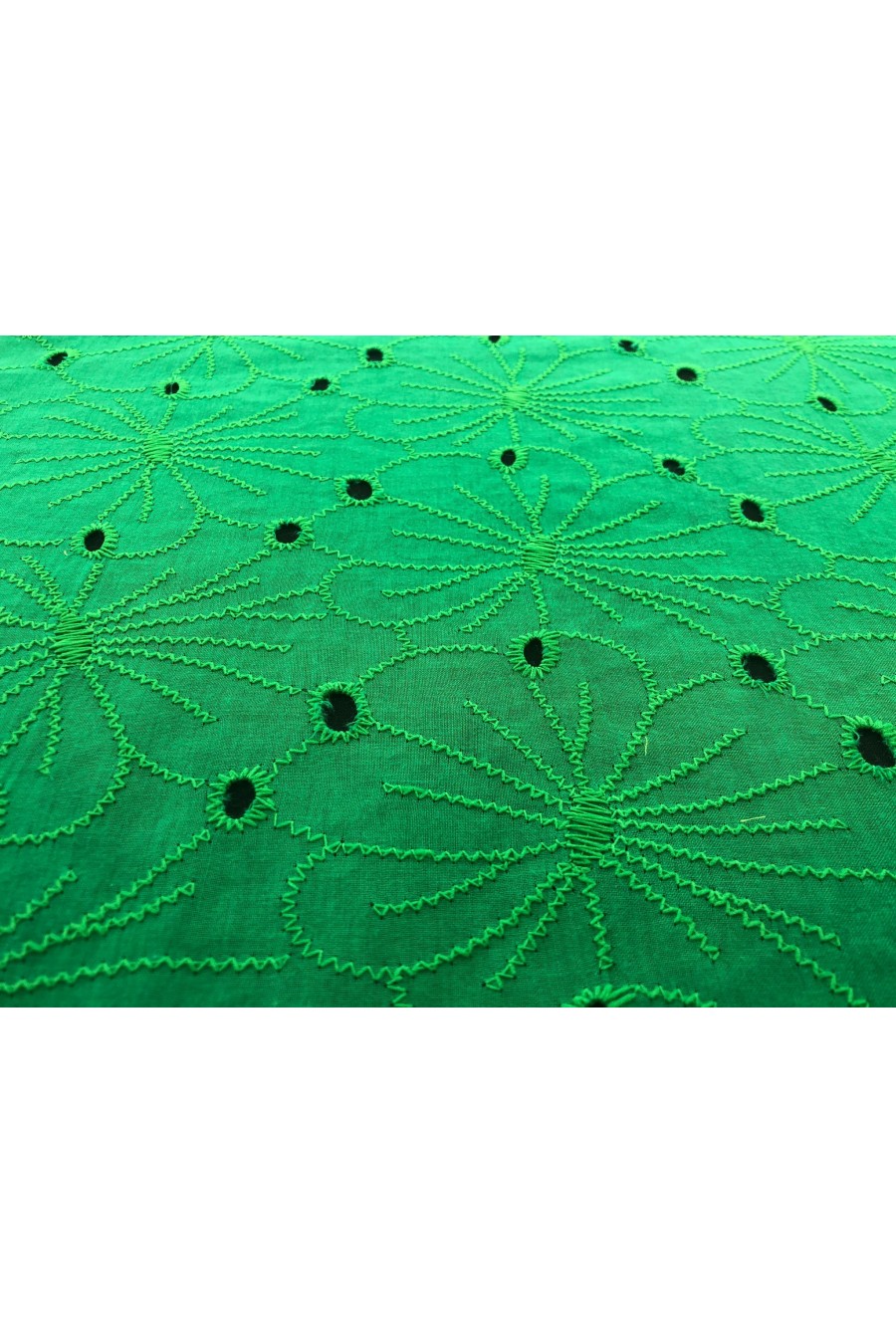 18273-METRE Benetton Yeşili Bohrerli Pamuk Polyester İthal Brode Kumaş