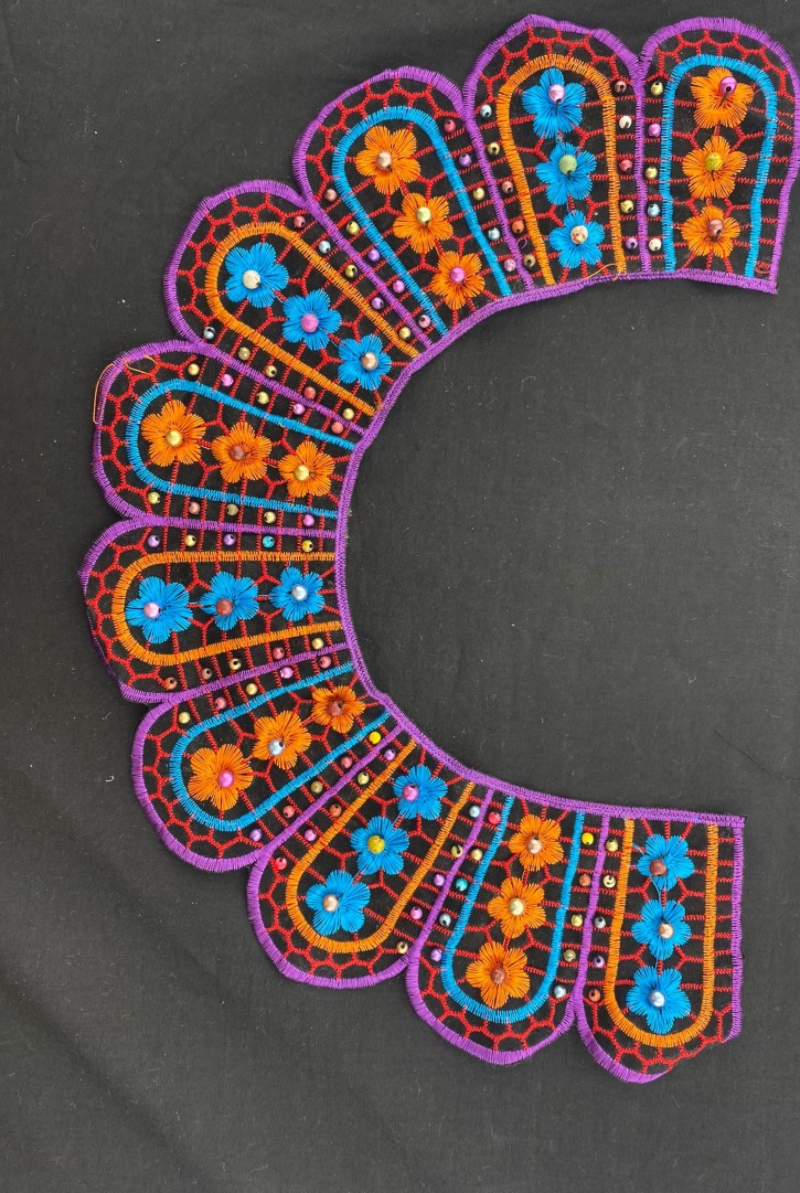 Boncuklu Renkli İthal Yaka, 37 cm