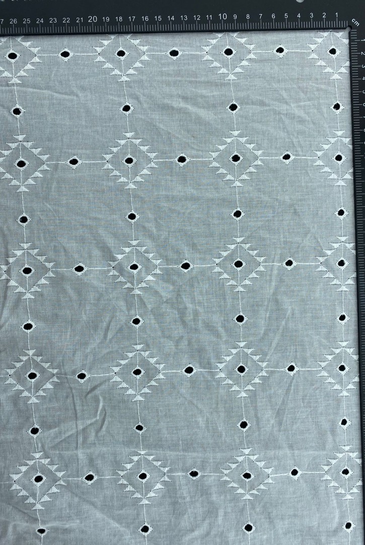 Kasar İşlemli Bohrerli Pamuk Polyester Vual Brode Kumaş - 140 cm