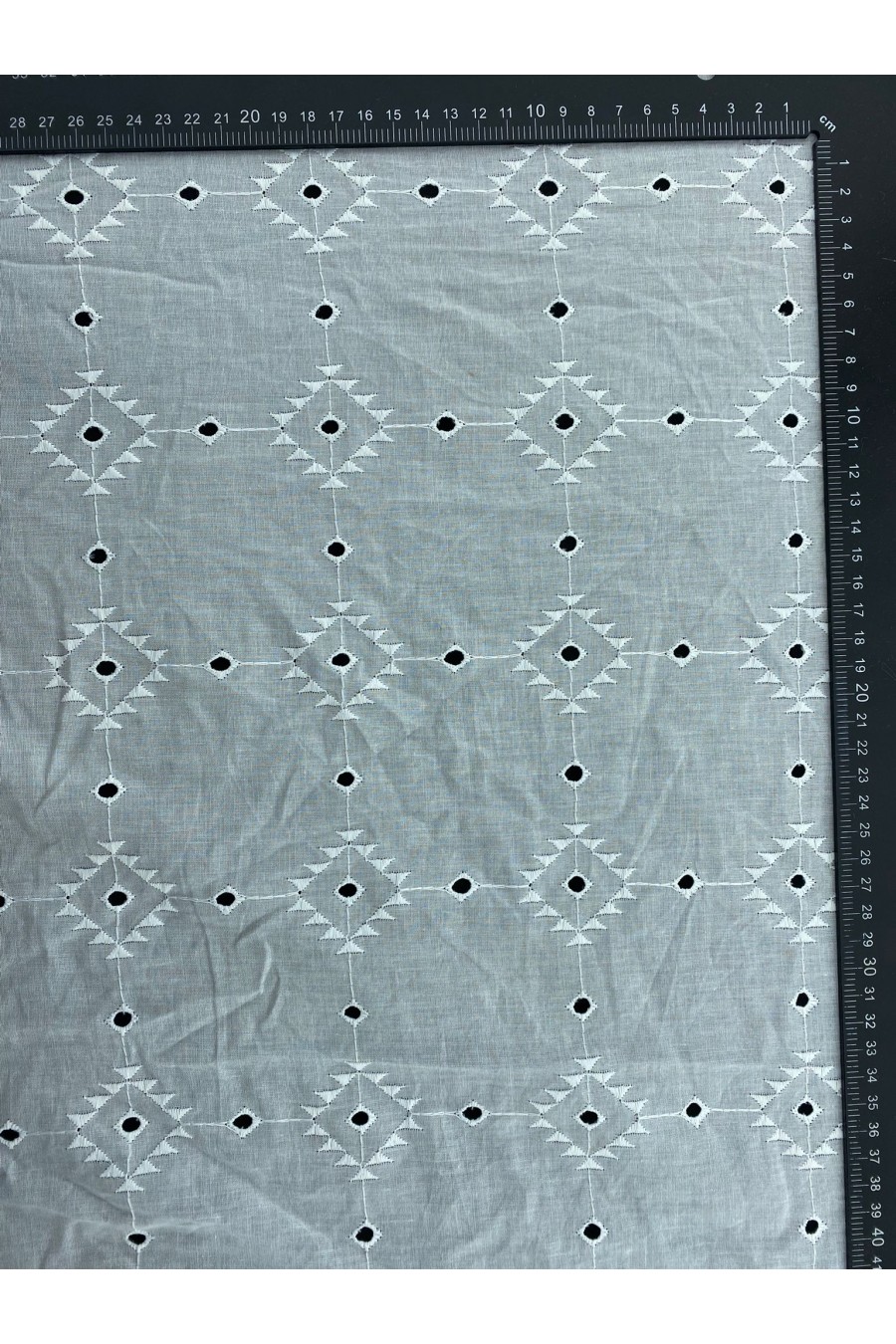 Kasar İşlemli Bohrerli Pamuk Polyester Vual Brode Kumaş - 140 cm