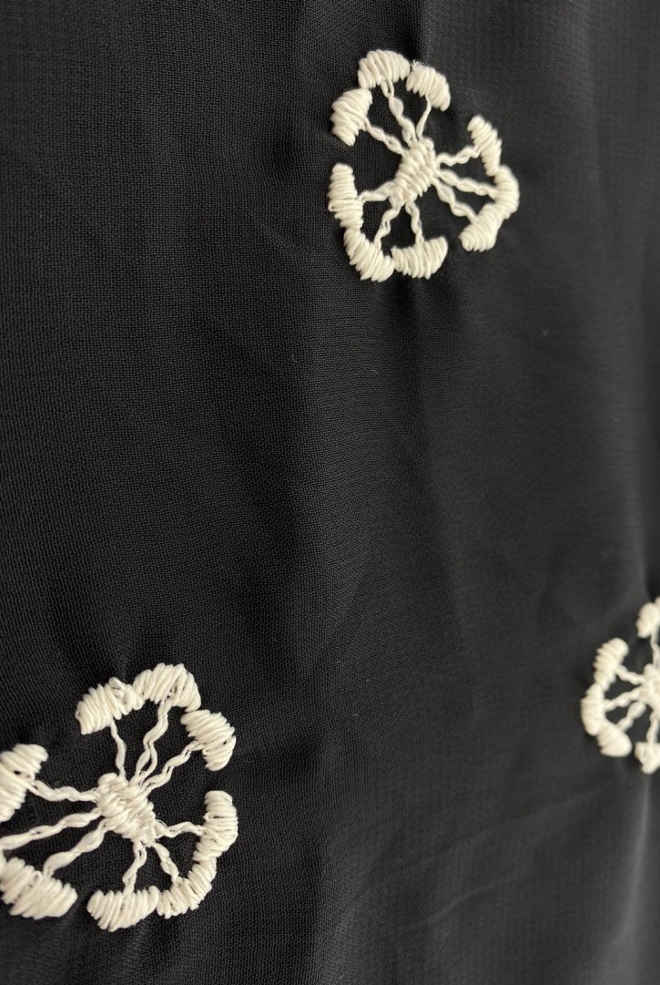 Siyah Zemin Beyaz İpli Şifon Üzeri Brode Kumaş