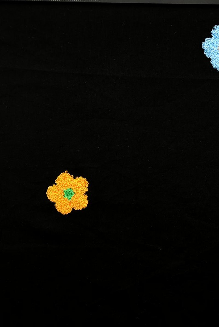 Siyah Zemin Papatya Nakışlı İthal Vual Brode