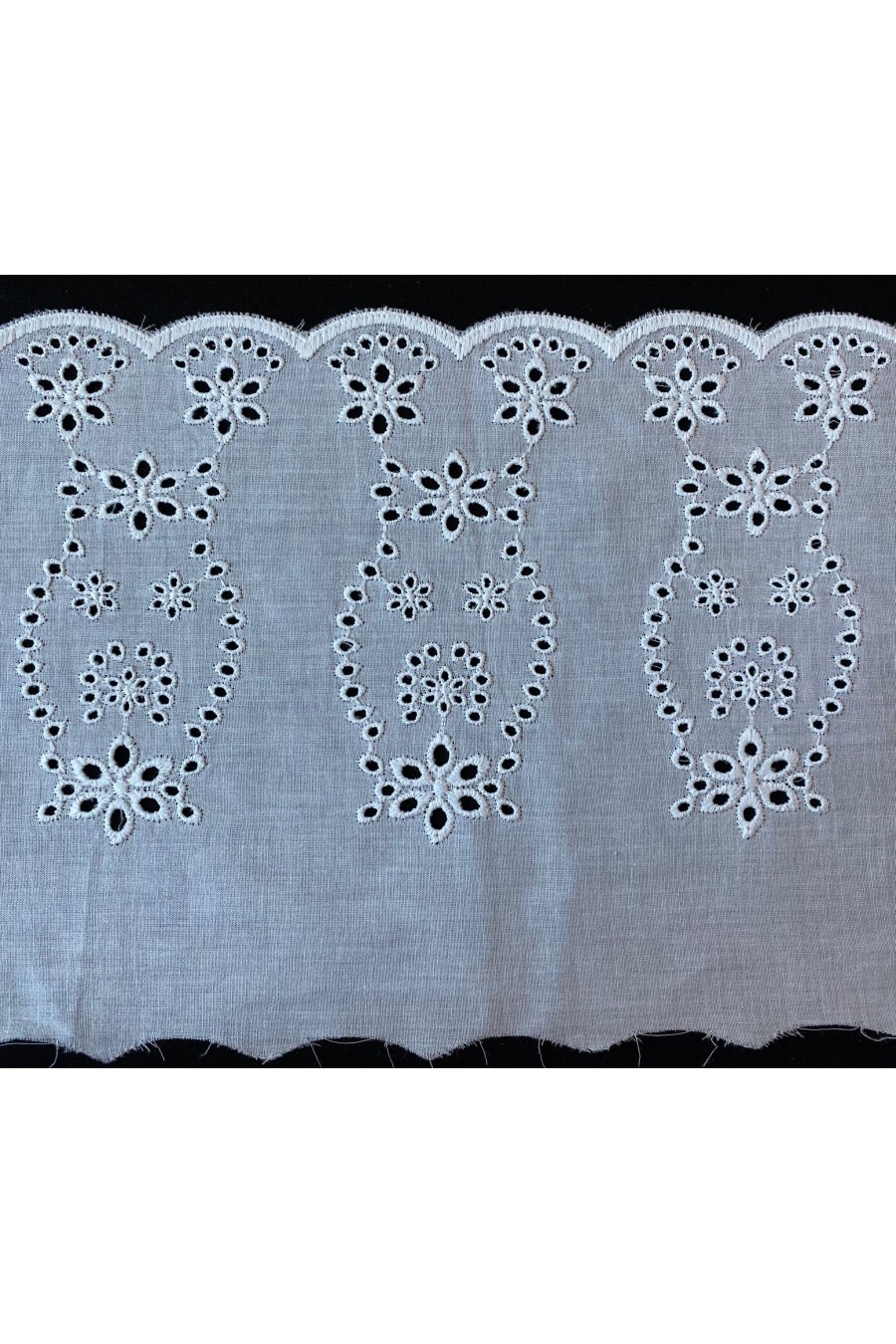 8254-METRE Beyaz Kumaş Üzeri Beyaz İplikli Kasar Vual Brode