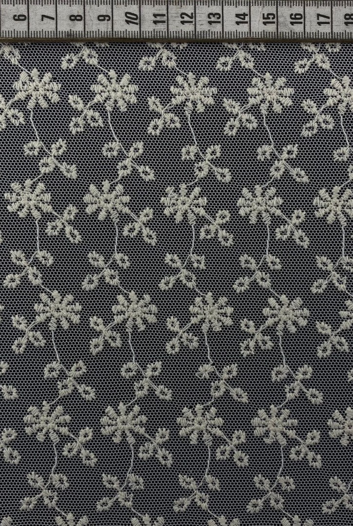 Siyah Zemin Ham İplikli Pamuk Brode, Tül Üzeri