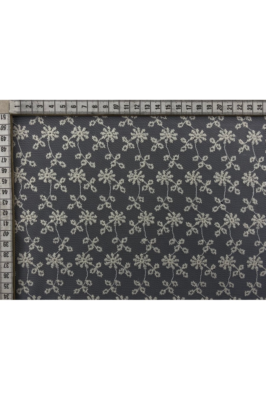 Siyah Zemin Ham İplikli Pamuk Brode, Tül Üzeri