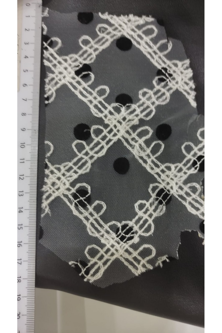 14012-METRE 14012 BRODE/YERLİ/LEZ/TÜL ÜZERİ/POLYESTER/PUANTİYELİ/SİYAH BASKI/KIRIK BEYAZ İP/KIRIK BEYAZ/140 CM