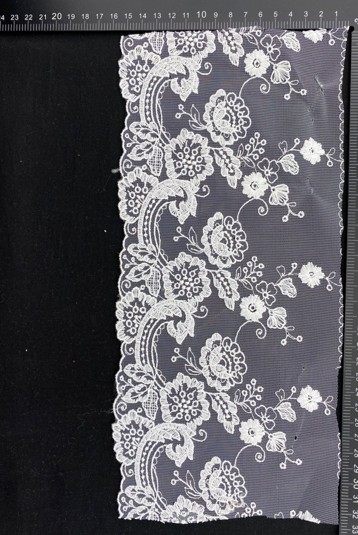 Parlak Gül Desenli Brode Bant, Tül Üzeri