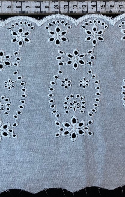 Beyaz Kumaş Üzeri Beyaz İplik Kasar İşlemli Pamuk Vual Brode - 20 cm