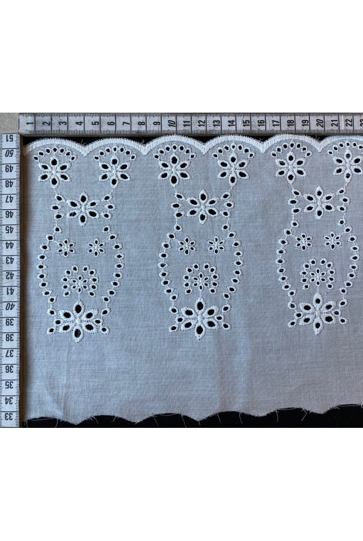Beyaz Kumaş Üzeri Beyaz İplik Kasar İşlemli Pamuk Vual Brode - 20 cm