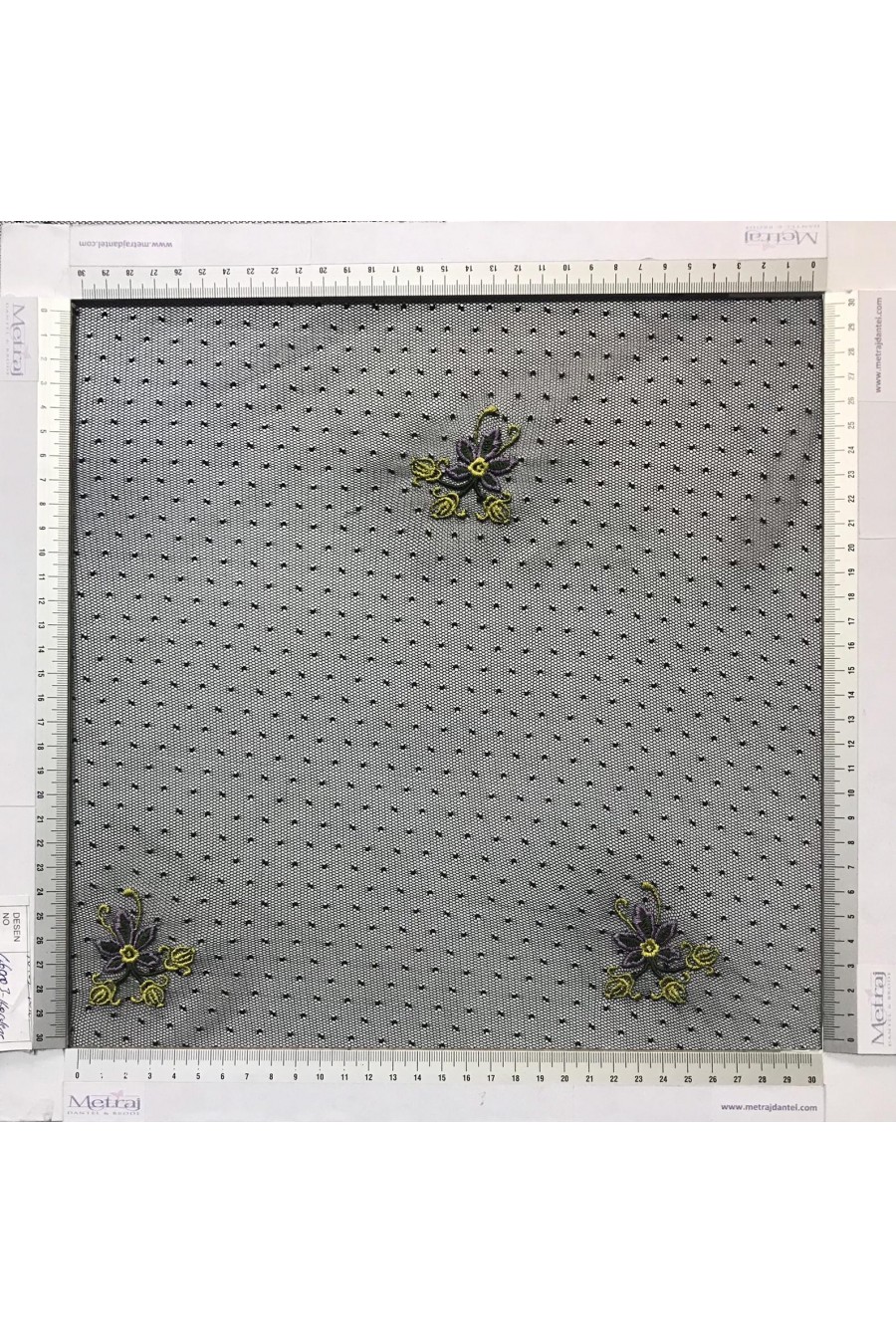 9152-METRE Tül Üzeri Yerli Lez Polyester Düz Nakışlı Puanlı Siyah 150 CM