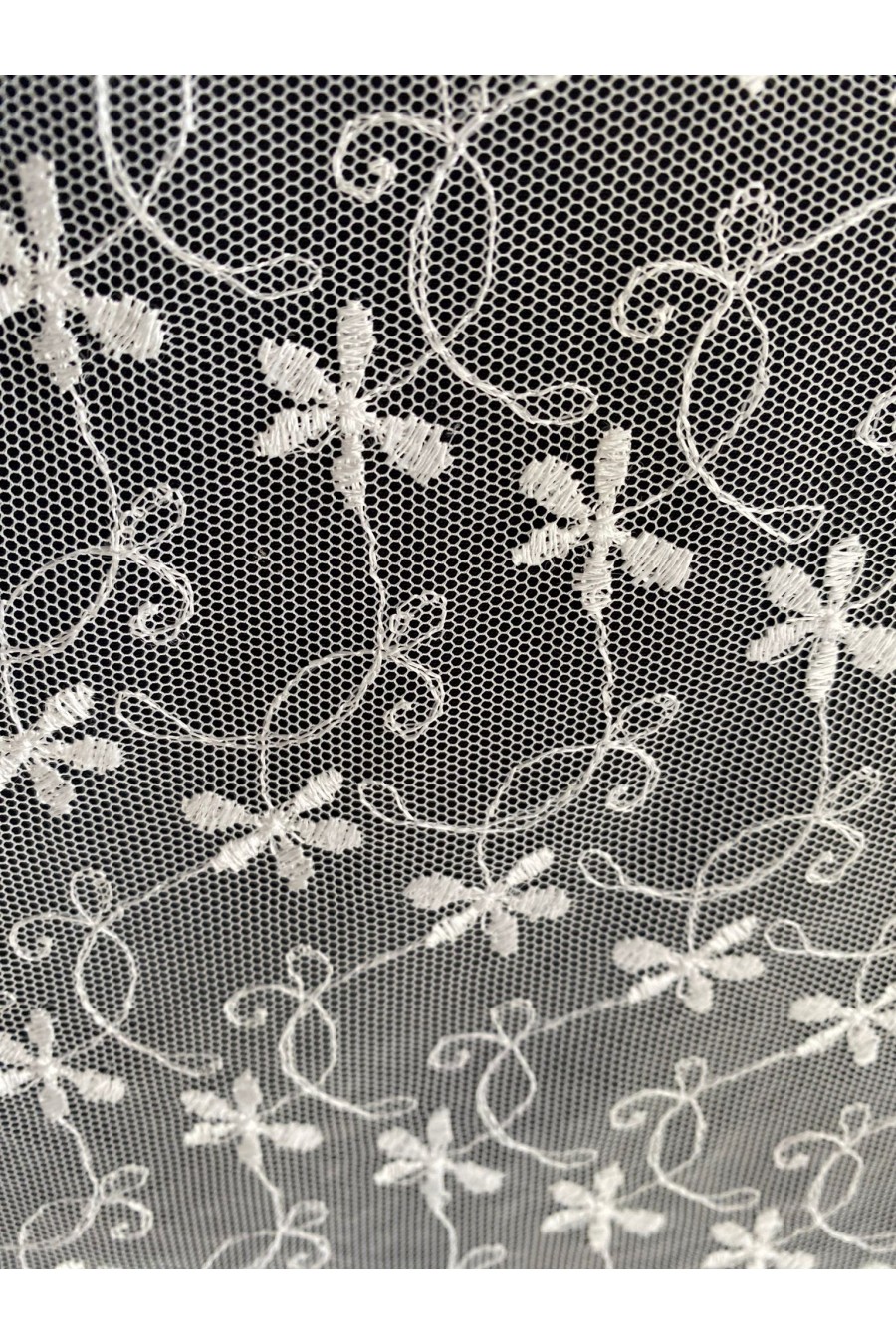 Parlak Beyaz Tül Üzeri Brode