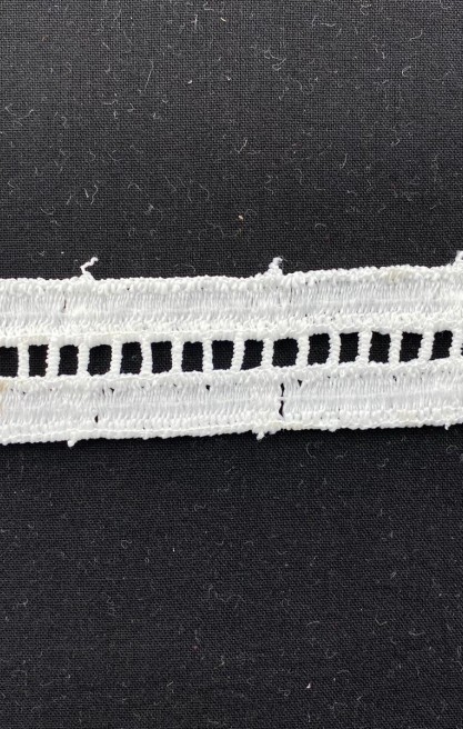 Çift Şerit Mat Polyester Güpür Brode Bant, Merdiven Desenli