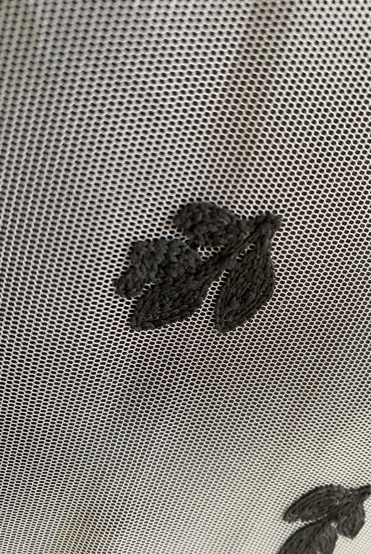 Siyah İplik Nakışlı Tül Üzeri Ham Polyester