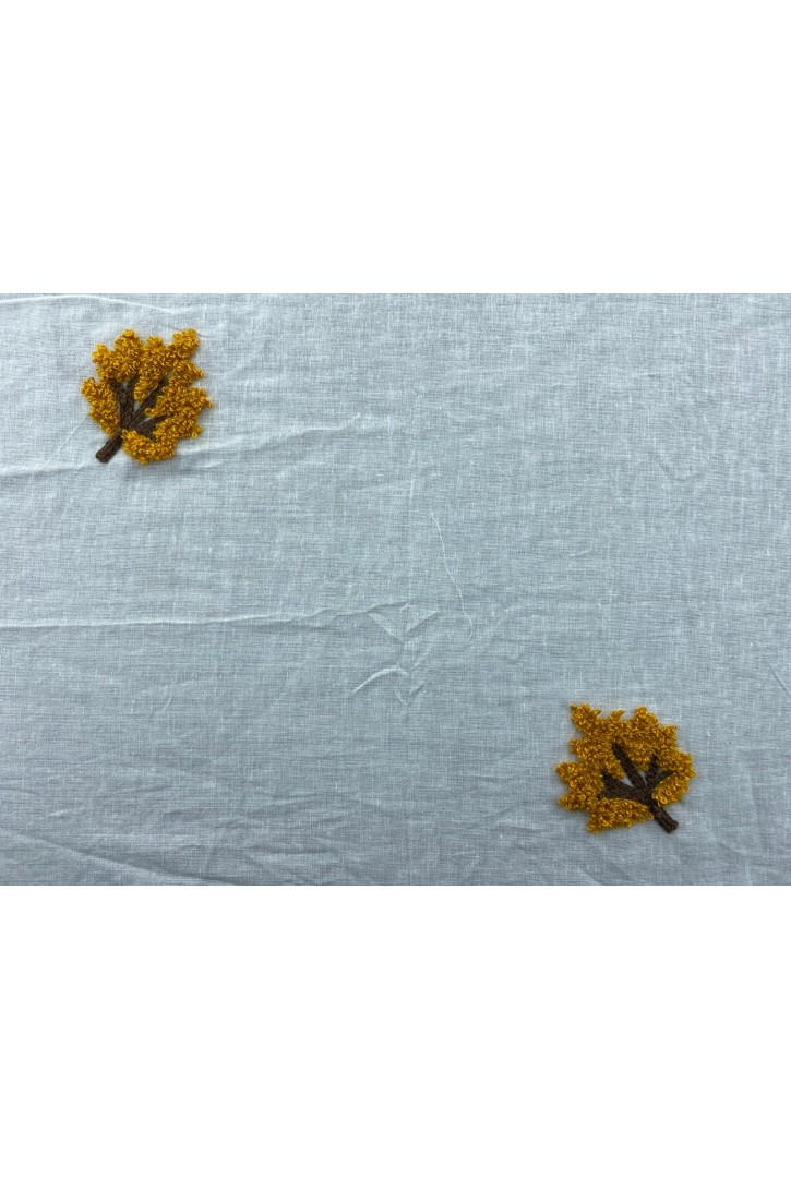 17824 İthal Brode Vual Kumaş – Off White Zemin, Turuncu ve Kahverengi Dal Yaprak Nakışı, 135 cm