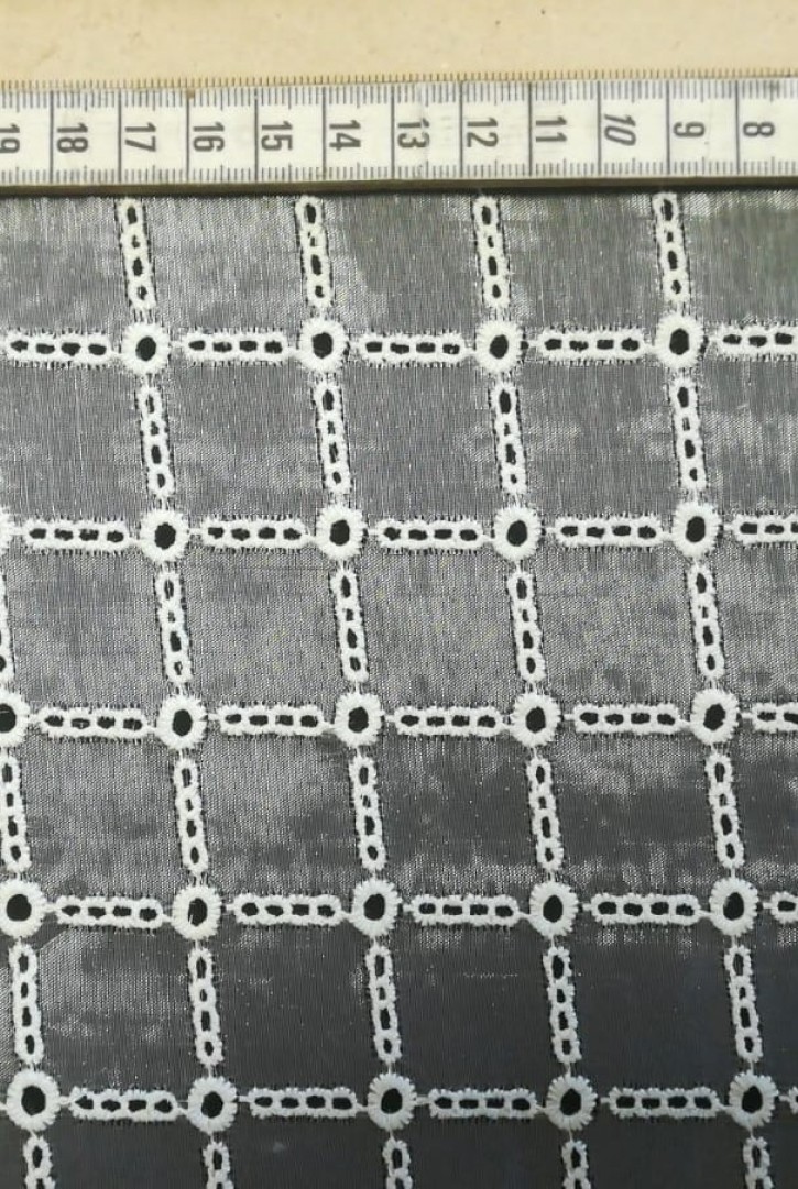 Organze Üzeri Bohrelli Brode Kumaş, Polyester, Beyaz Organze Üzeri Bohrelli Brode Kumaş, Polyester, Beyaz