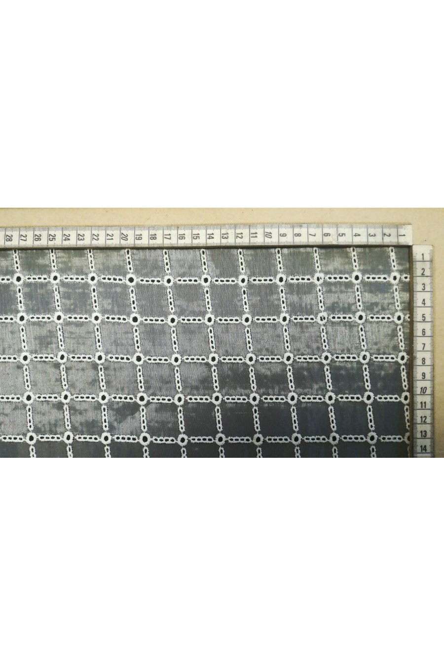 Organze Üzeri Bohrelli Brode Kumaş, Polyester, Beyaz