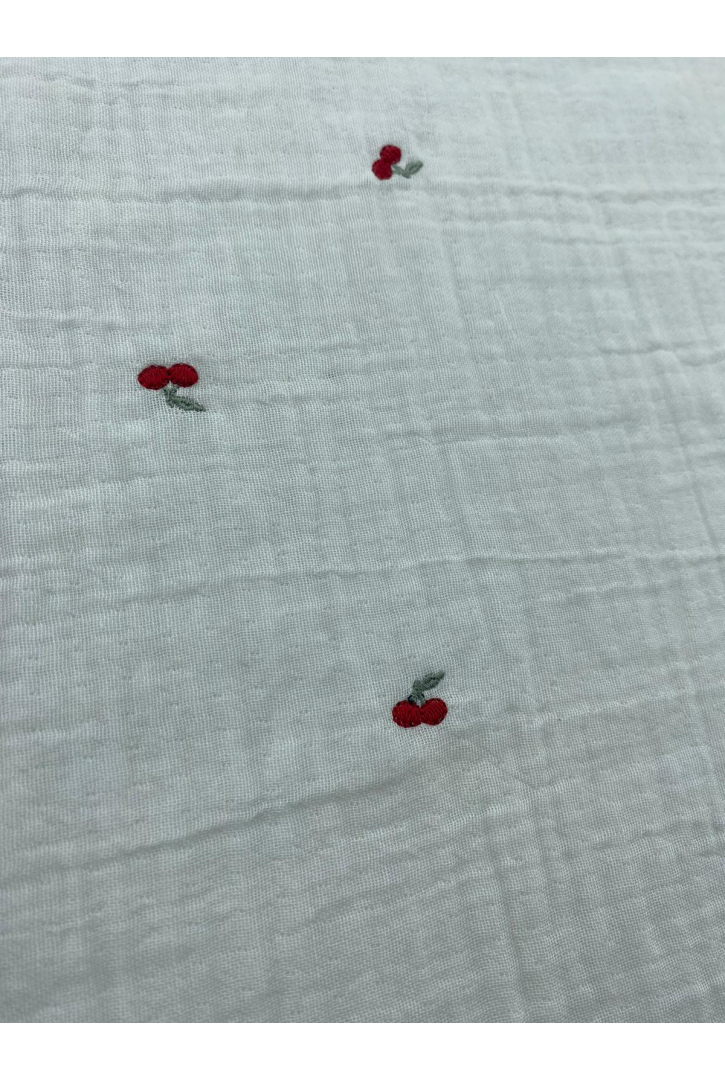 22038 BRODE/YERLİ/LEZ/MÜSLİN/PAMUK POLYESTER/KİRAZ NAKIŞLI/PFD ZEMİN/KIRMIZI-YEŞİL KİRAZ