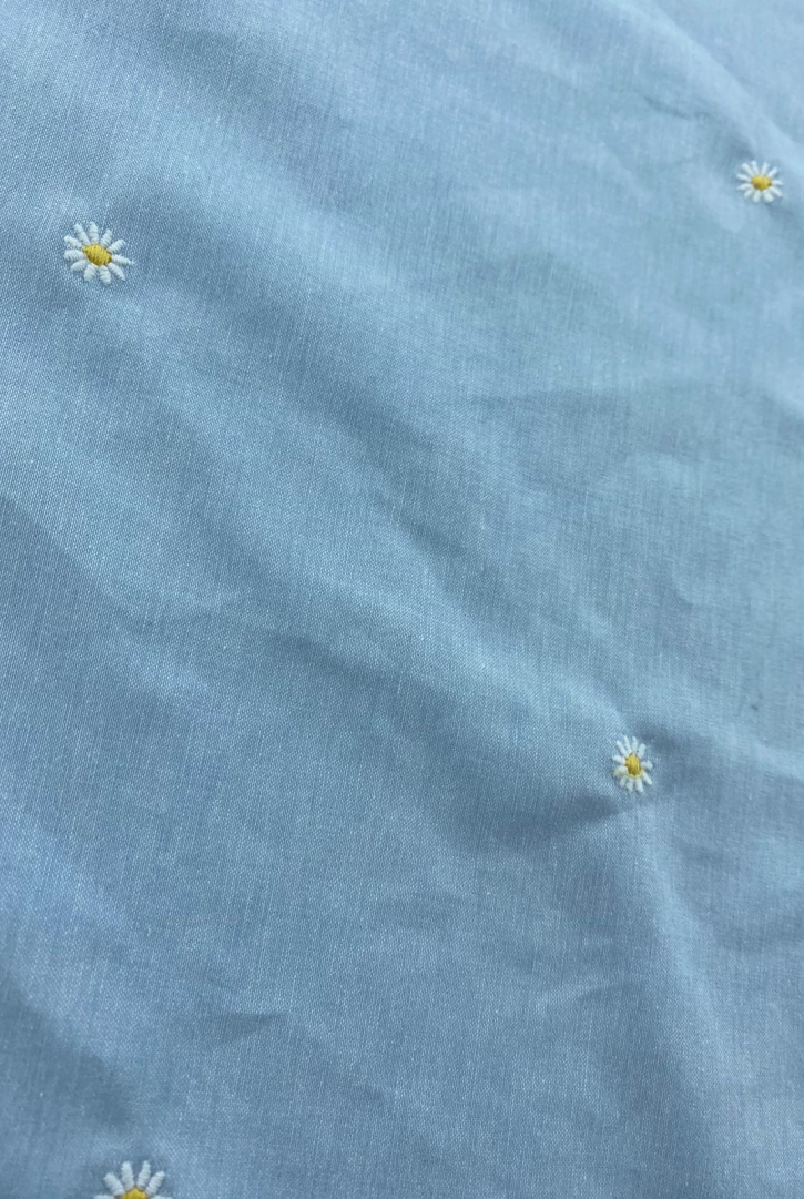 22040 BRODE/YERLİ/LEZ/PAMUK POLYESTER LİKRALI/PAPATYA NAKIŞLI/MAVİ ZEMİN/BEYAZ-SARI NAKIŞ