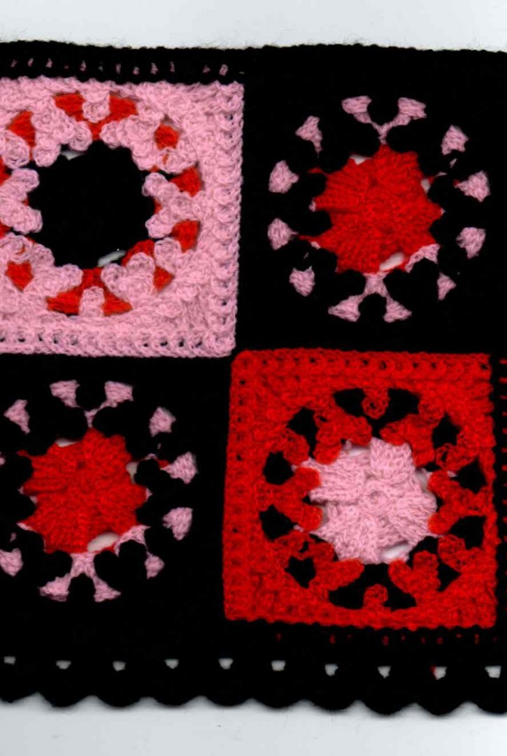 Siyah-Kırmızı-Lila Renk Tığ İşi Aplik