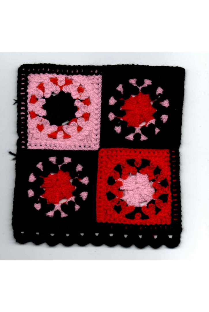 Siyah-Kırmızı-Lila Renk Tığ İşi Aplik